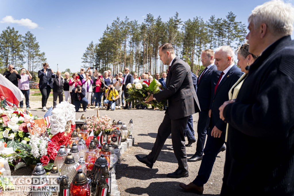 Karol Nawrocki pod pomnikiem Rzezi Wołyńskiej w Domostawie.