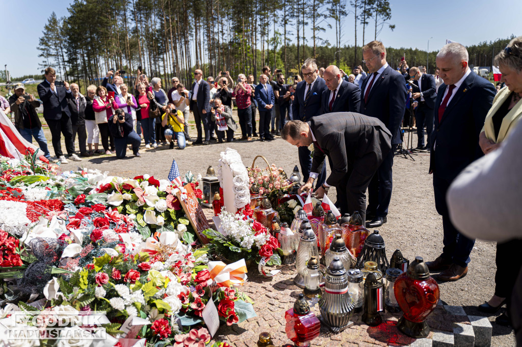 Karol Nawrocki pod pomnikiem Rzezi Wołyńskiej w Domostawie.