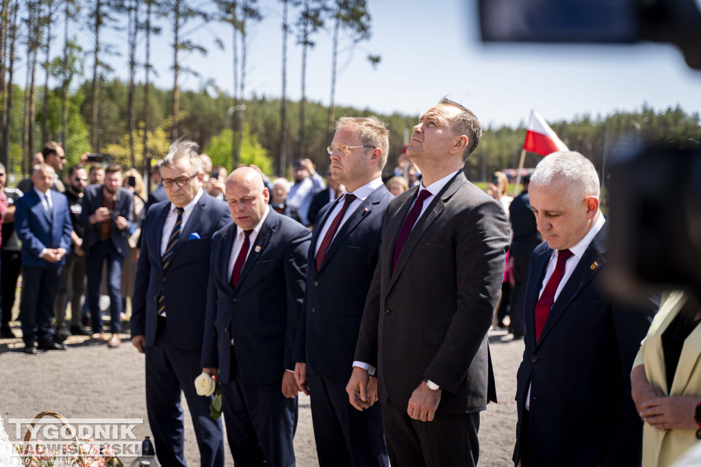 Karol Nawrocki pod pomnikiem Rzezi Wołyńskiej w Domostawie.