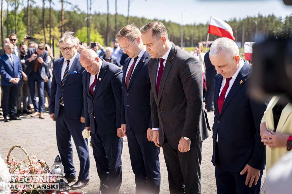 Karol Nawrocki pod pomnikiem Rzezi Wołyńskiej w Domostawie.