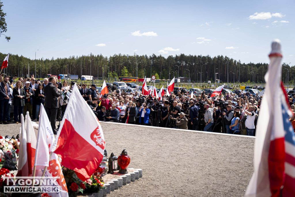 Karol Nawrocki pod pomnikiem Rzezi Wołyńskiej w Domostawie.