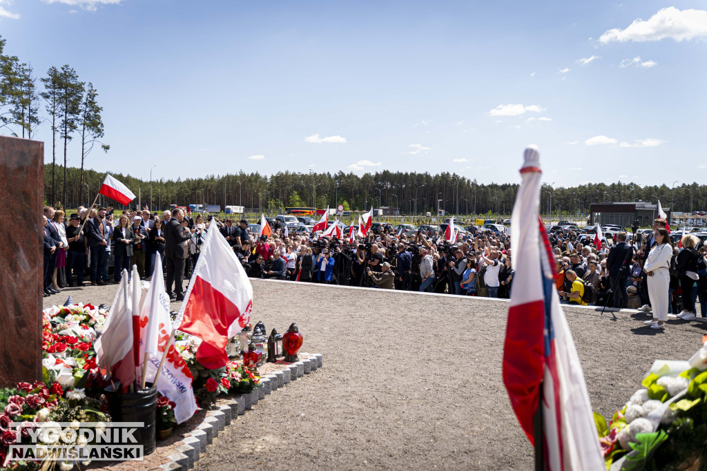 Karol Nawrocki pod pomnikiem Rzezi Wołyńskiej w Domostawie.