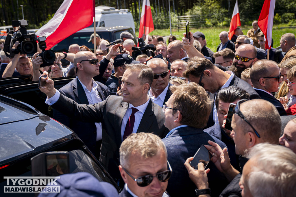 Karol Nawrocki pod pomnikiem Rzezi Wołyńskiej w Domostawie.