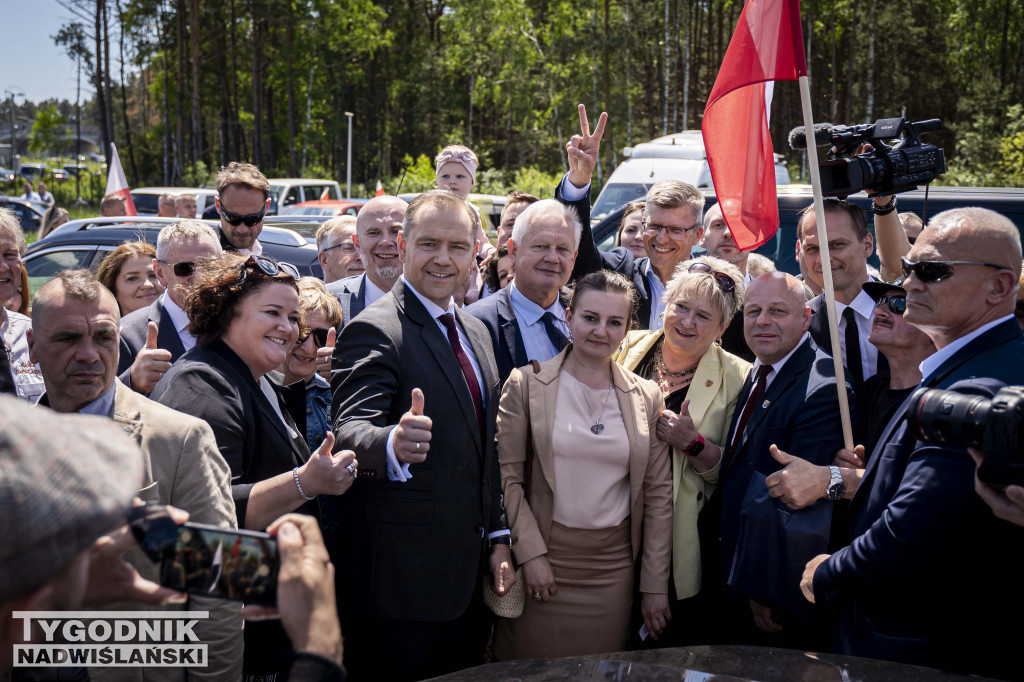 Karol Nawrocki pod pomnikiem Rzezi Wołyńskiej w Domostawie.