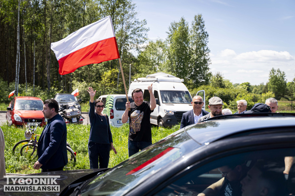 Karol Nawrocki pod pomnikiem Rzezi Wołyńskiej w Domostawie.