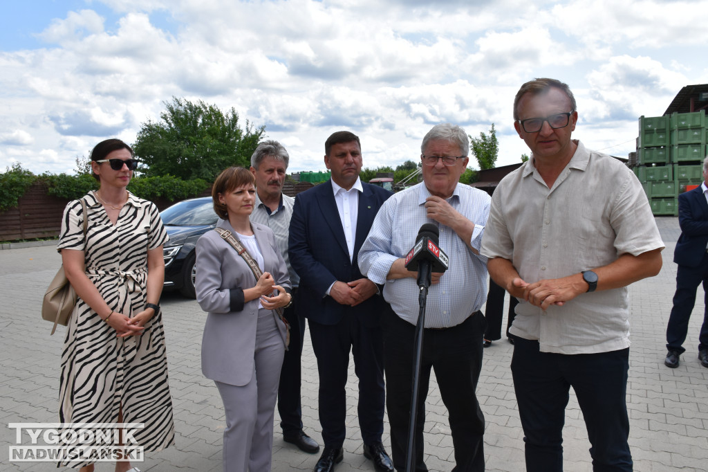 Minister Cz. Siekierski u poszkodowanych rolników