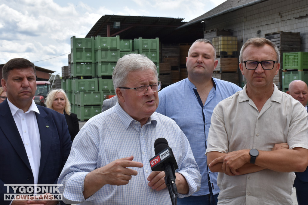 Minister Cz. Siekierski u poszkodowanych rolników