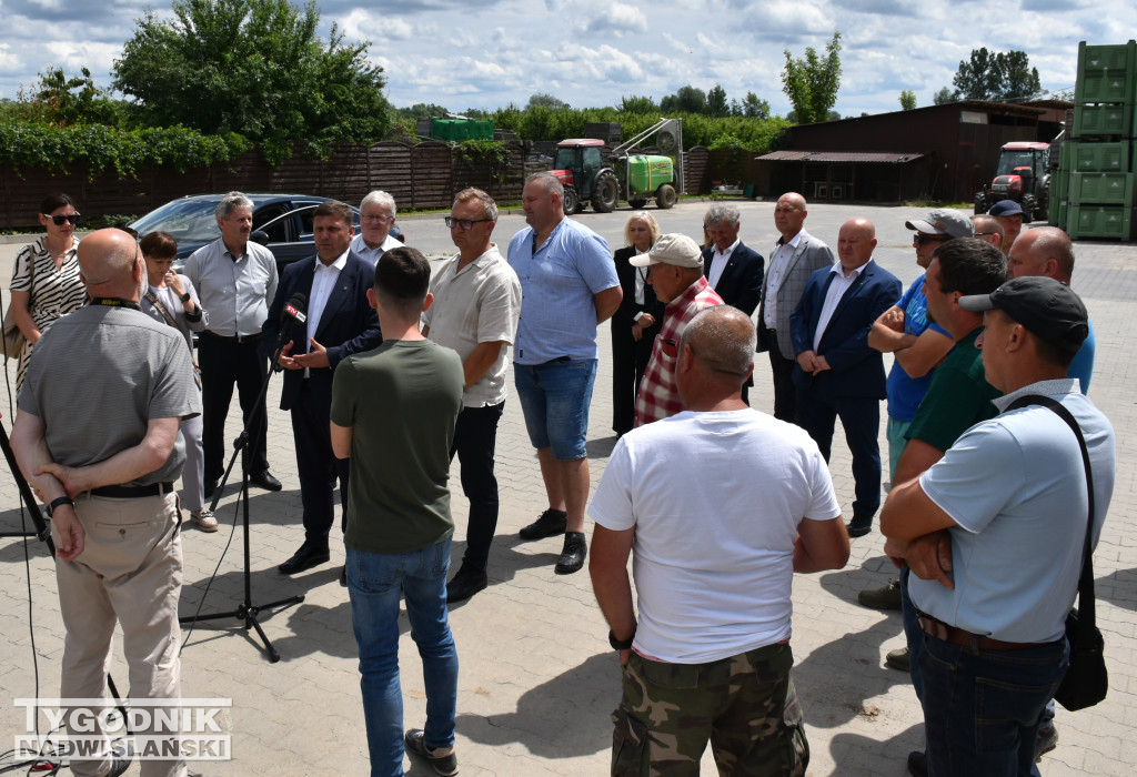 Minister Cz. Siekierski u poszkodowanych rolników