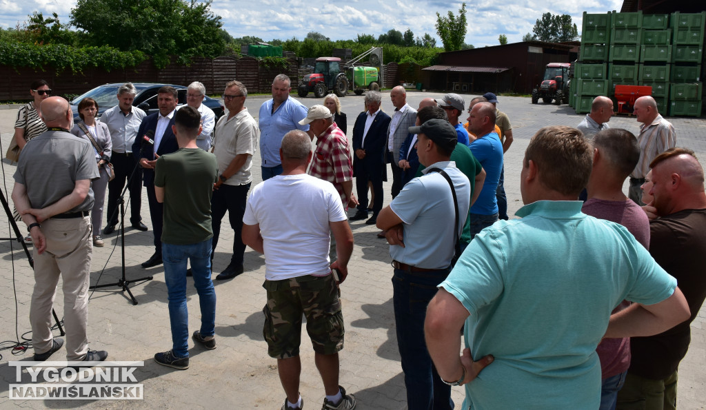 Minister Cz. Siekierski u poszkodowanych rolników