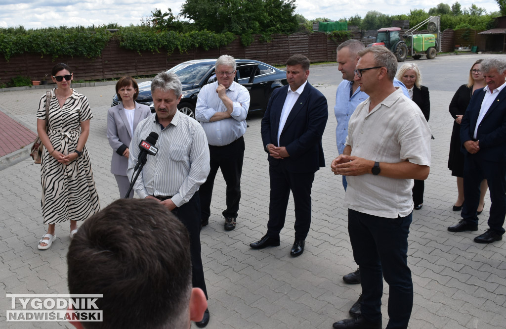 Minister Cz. Siekierski u poszkodowanych rolników