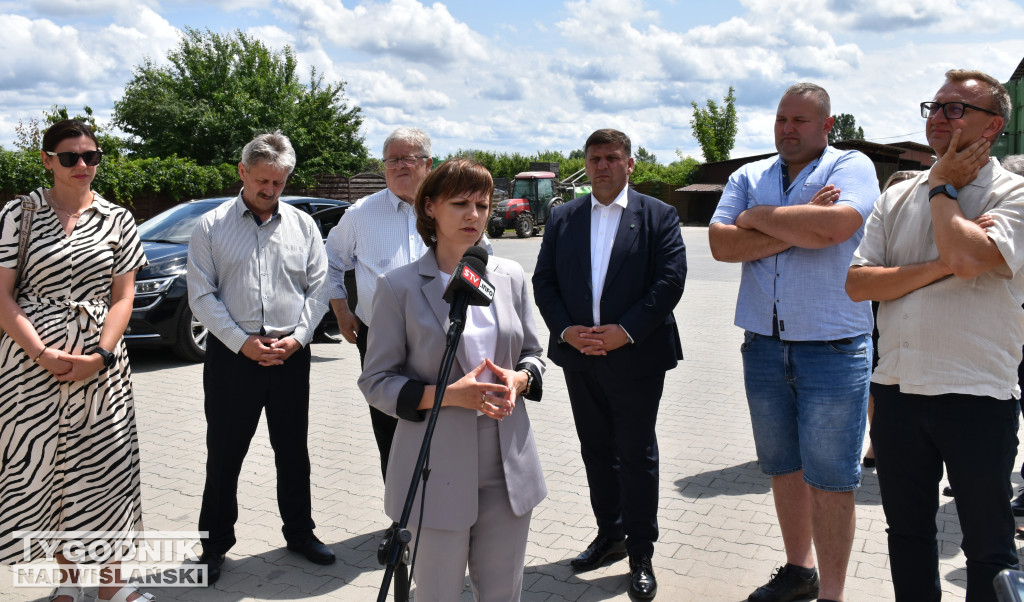 Minister Cz. Siekierski u poszkodowanych rolników