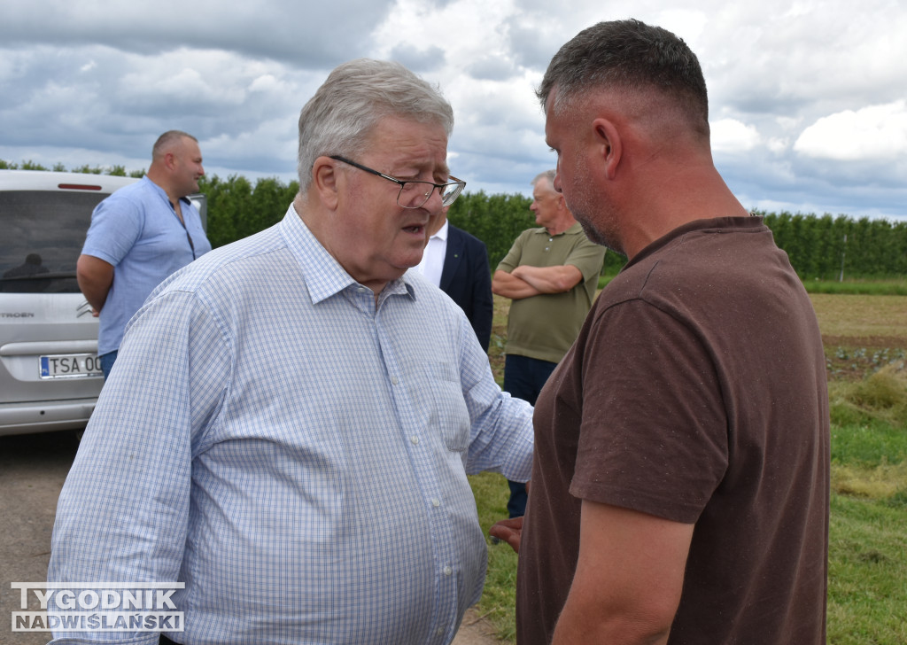 Minister Cz. Siekierski u poszkodowanych rolników