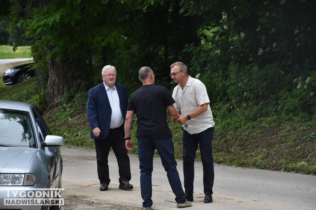 Minister Cz. Siekierski u poszkodowanych rolników
