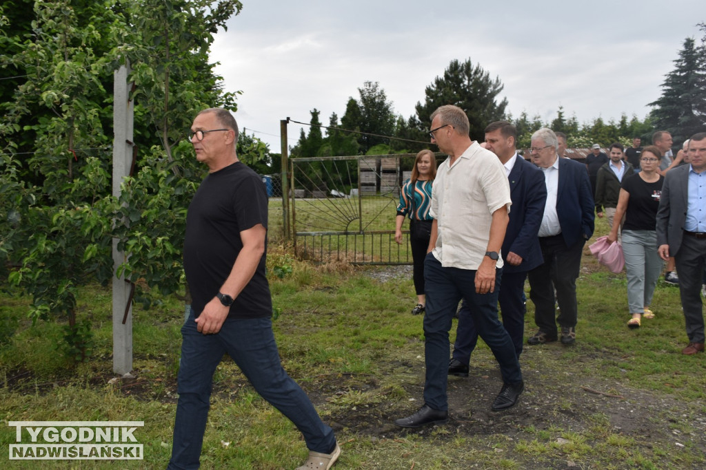 Minister Cz. Siekierski u poszkodowanych rolników