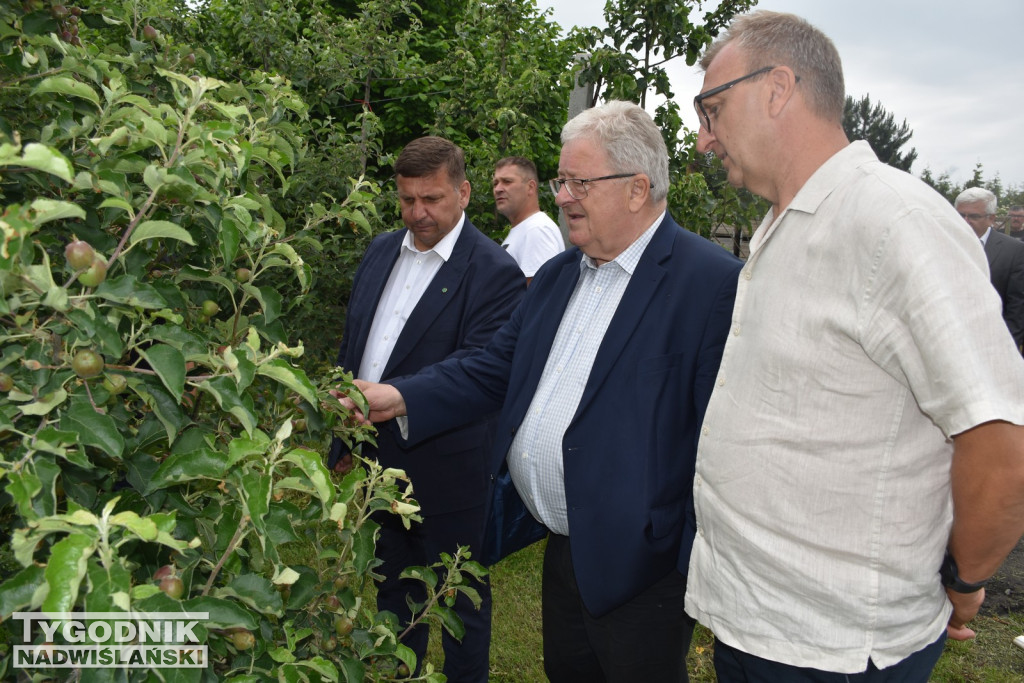 Minister Cz. Siekierski u poszkodowanych rolników