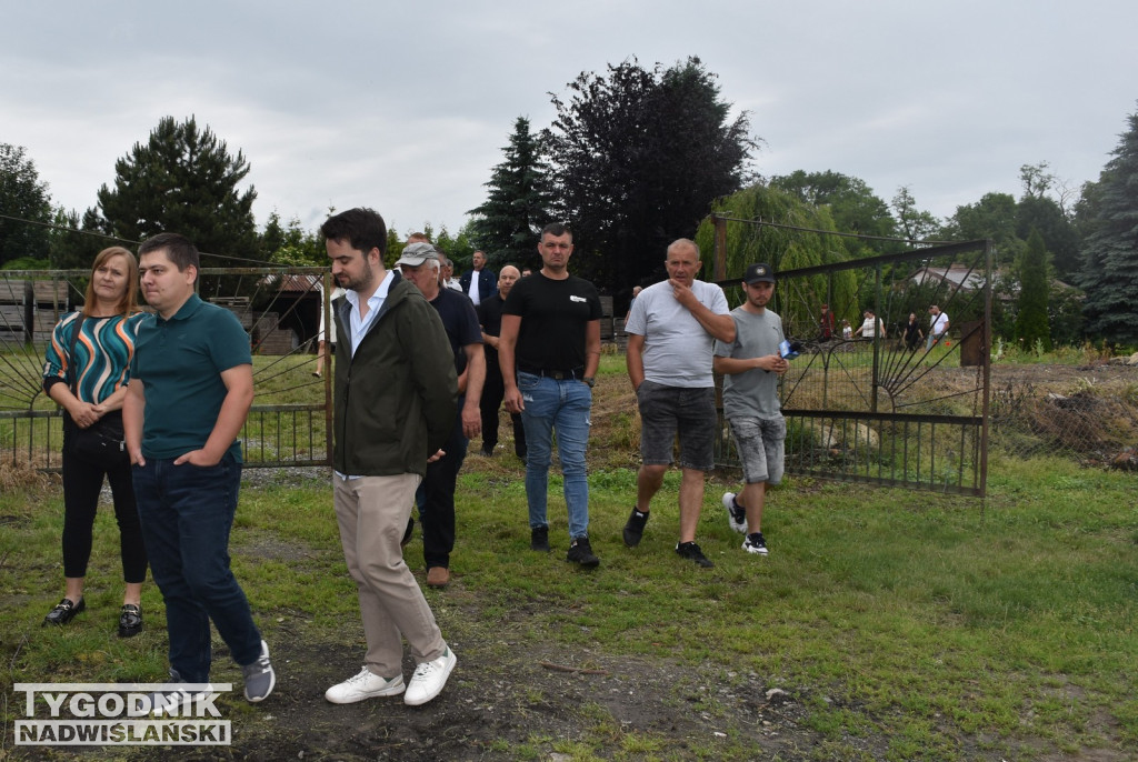 Minister Cz. Siekierski u poszkodowanych rolników