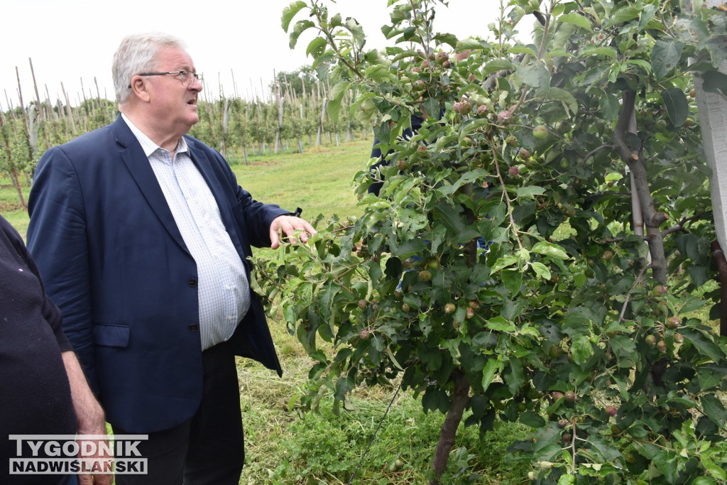 Minister Cz. Siekierski u poszkodowanych rolników