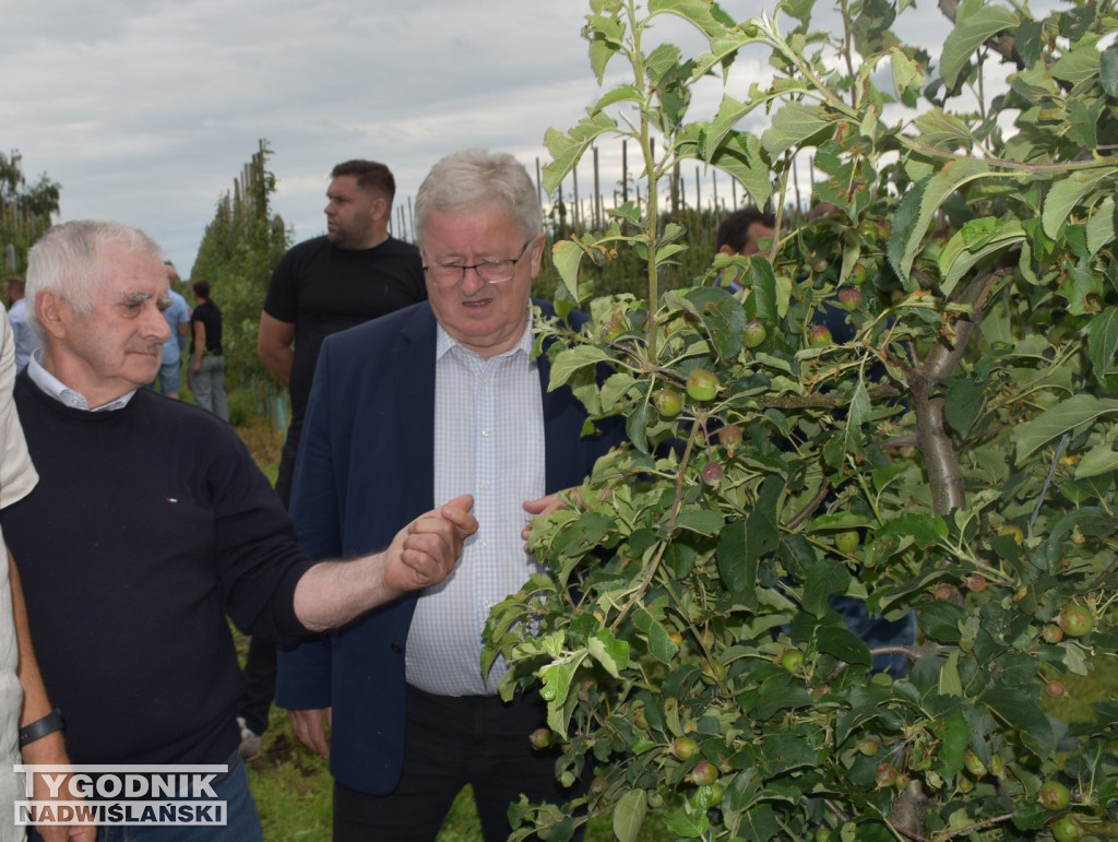 Minister Cz. Siekierski u poszkodowanych rolników