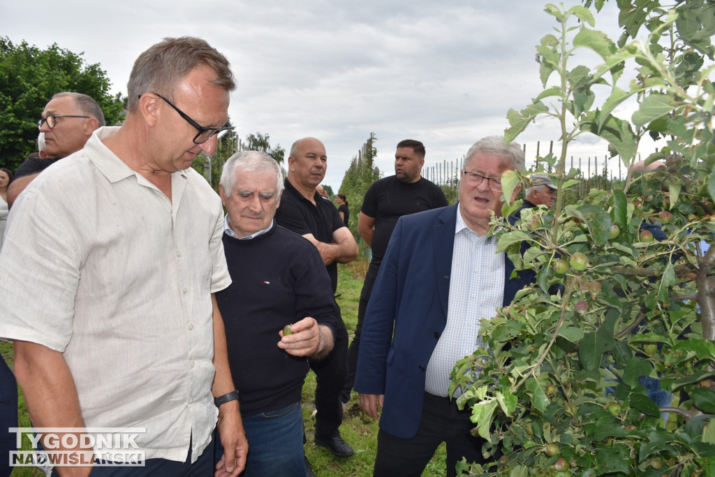 Minister Cz. Siekierski u poszkodowanych rolników