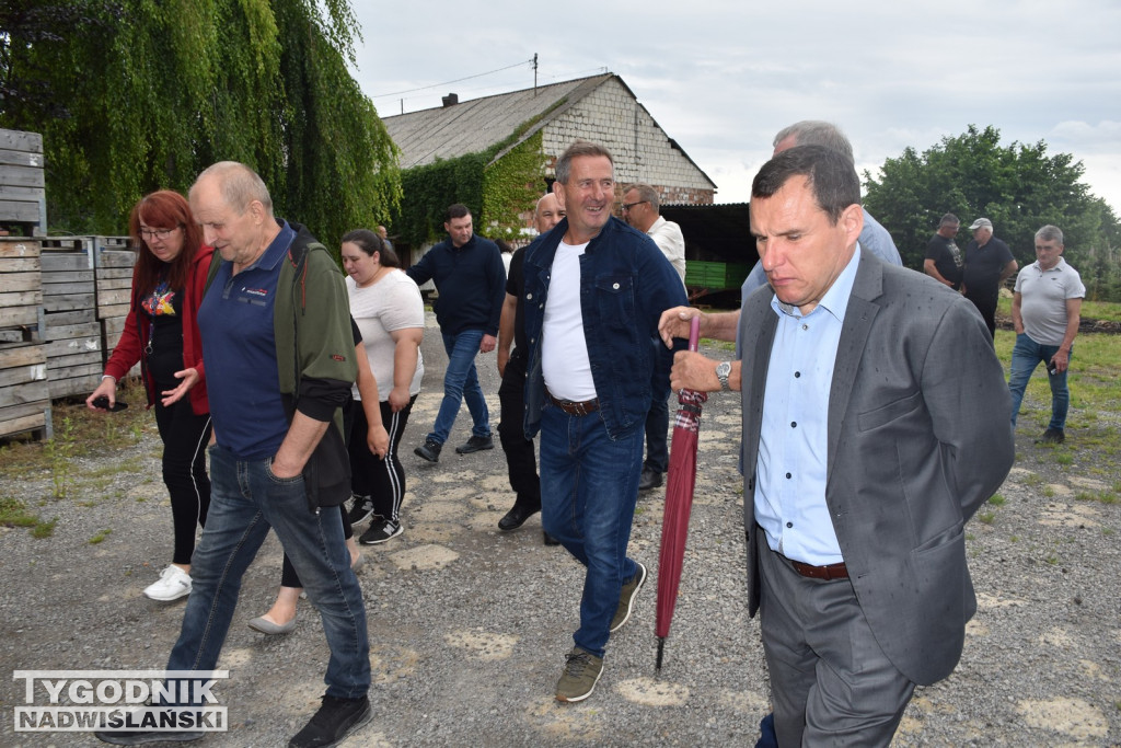 Minister Cz. Siekierski u poszkodowanych rolników