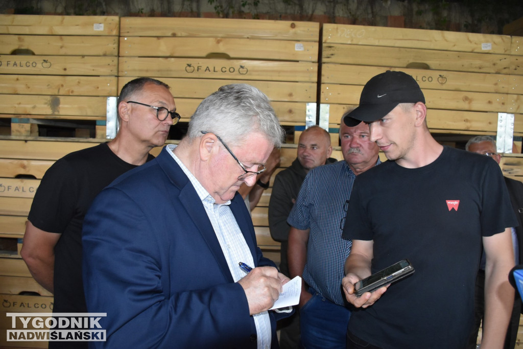 Minister Cz. Siekierski u poszkodowanych rolników