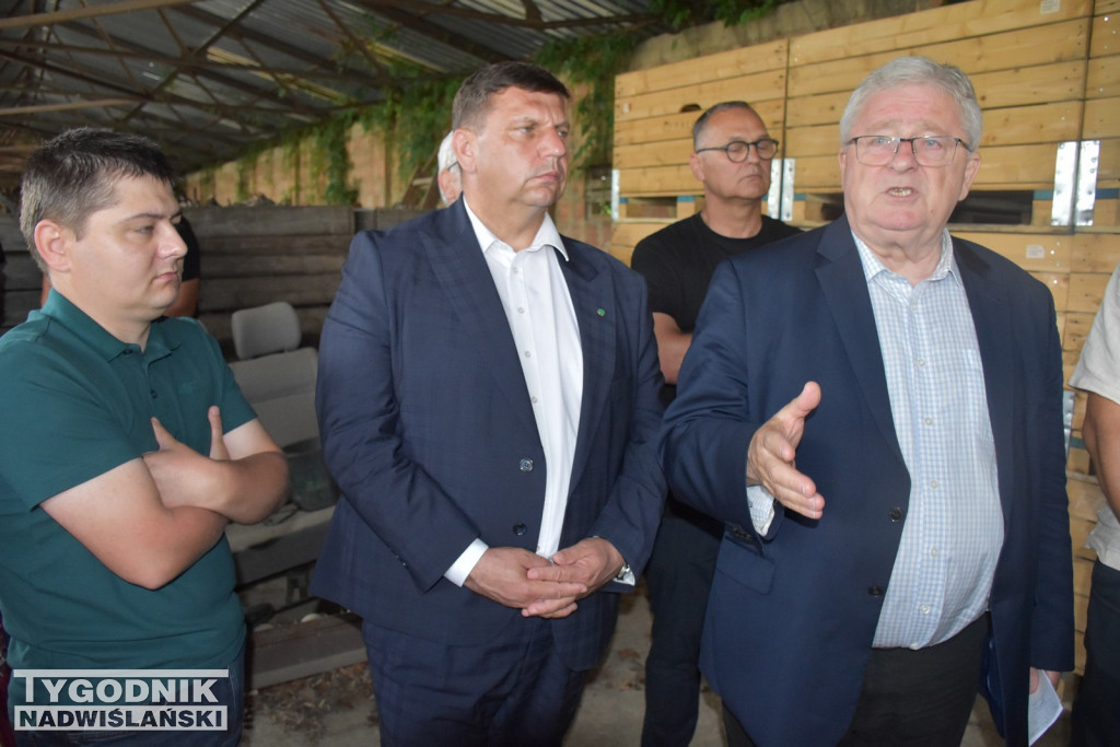 Minister Cz. Siekierski u poszkodowanych rolników