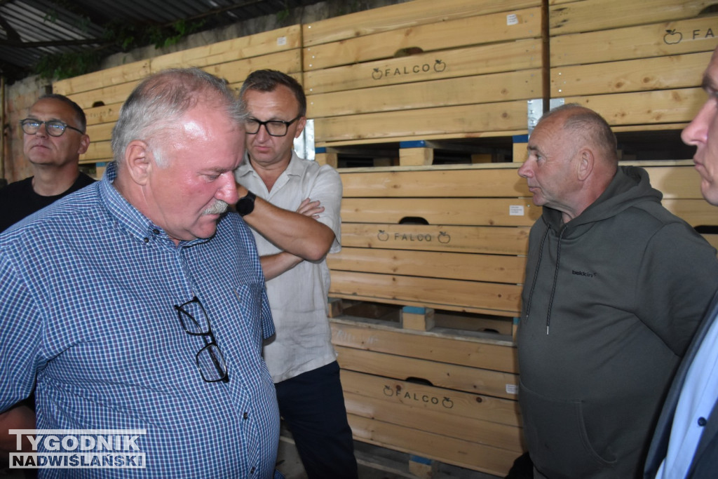 Minister Cz. Siekierski u poszkodowanych rolników