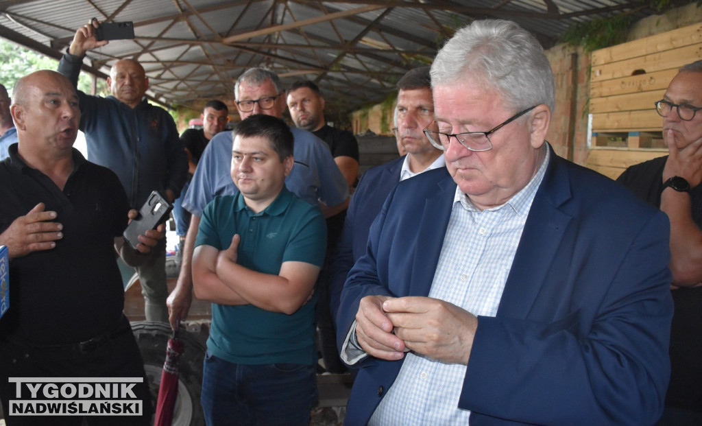 Minister Cz. Siekierski u poszkodowanych rolników
