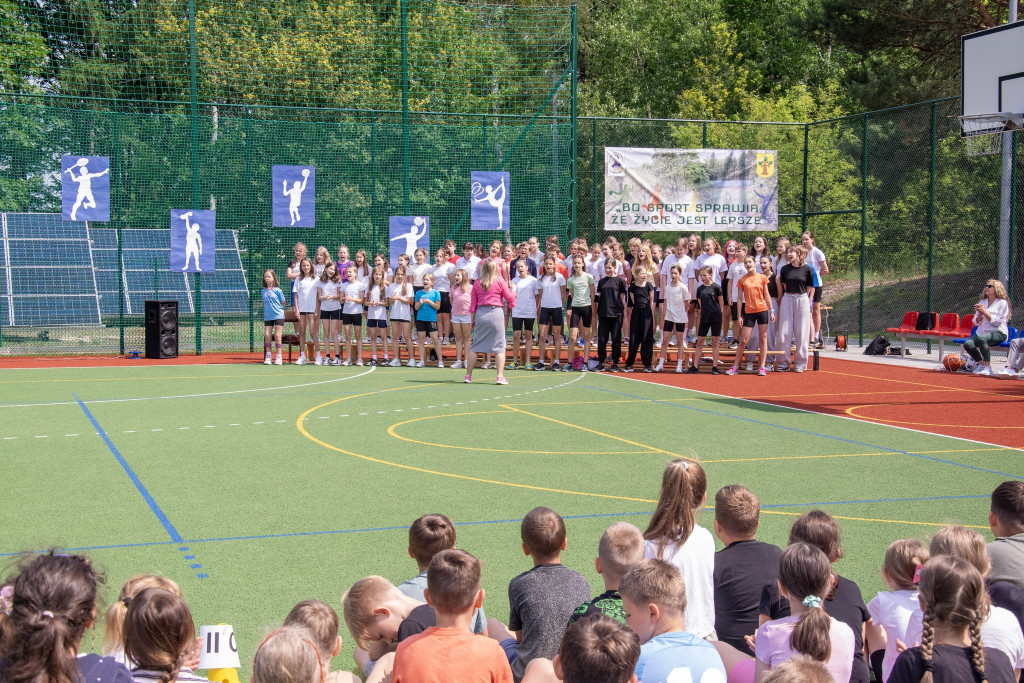 Nowe boisko przy SP2 w Nowej Dębie