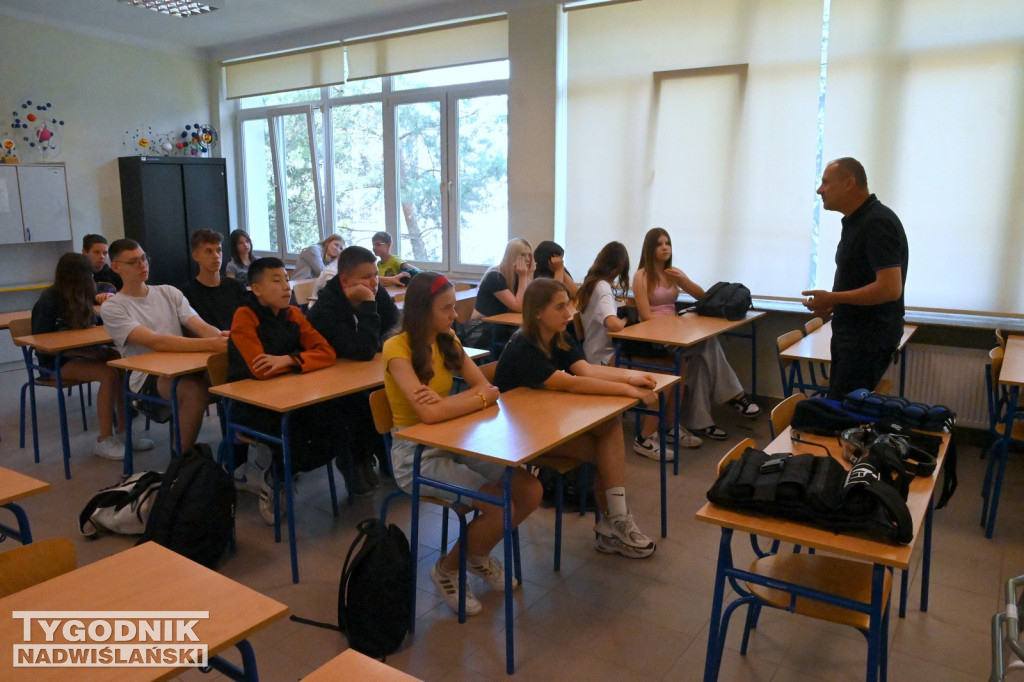 W Tarnobrzegu uczniowie testują Symulator Starości