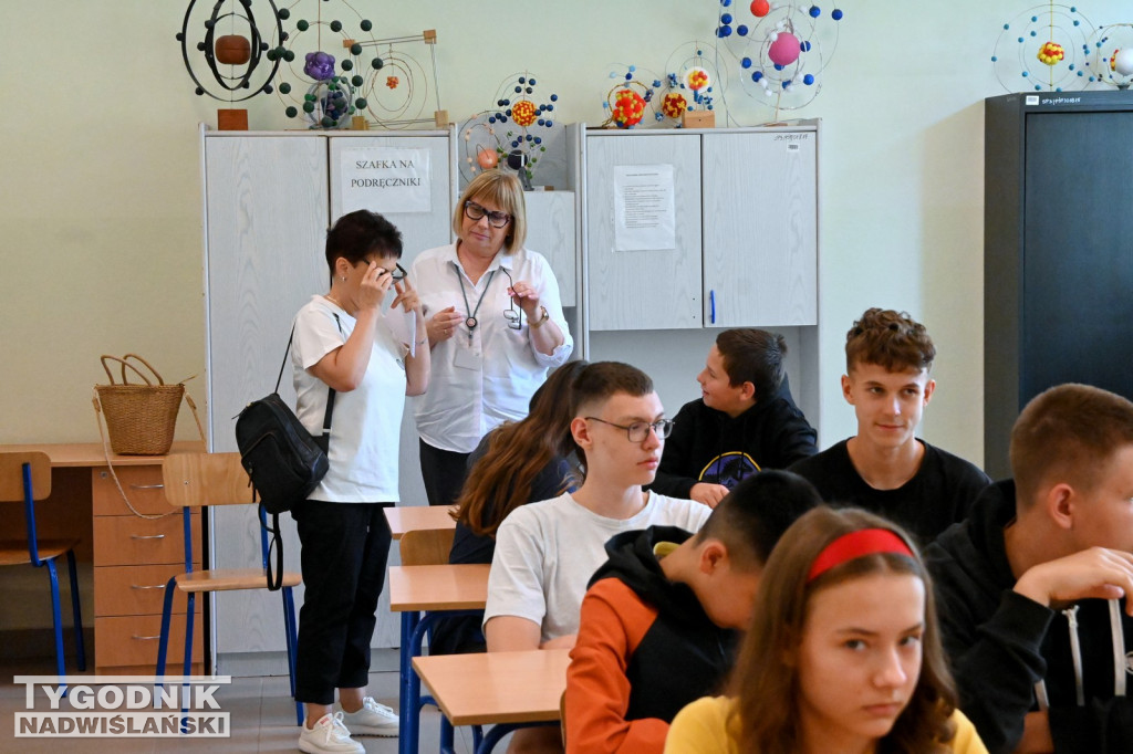 W Tarnobrzegu uczniowie testują Symulator Starości