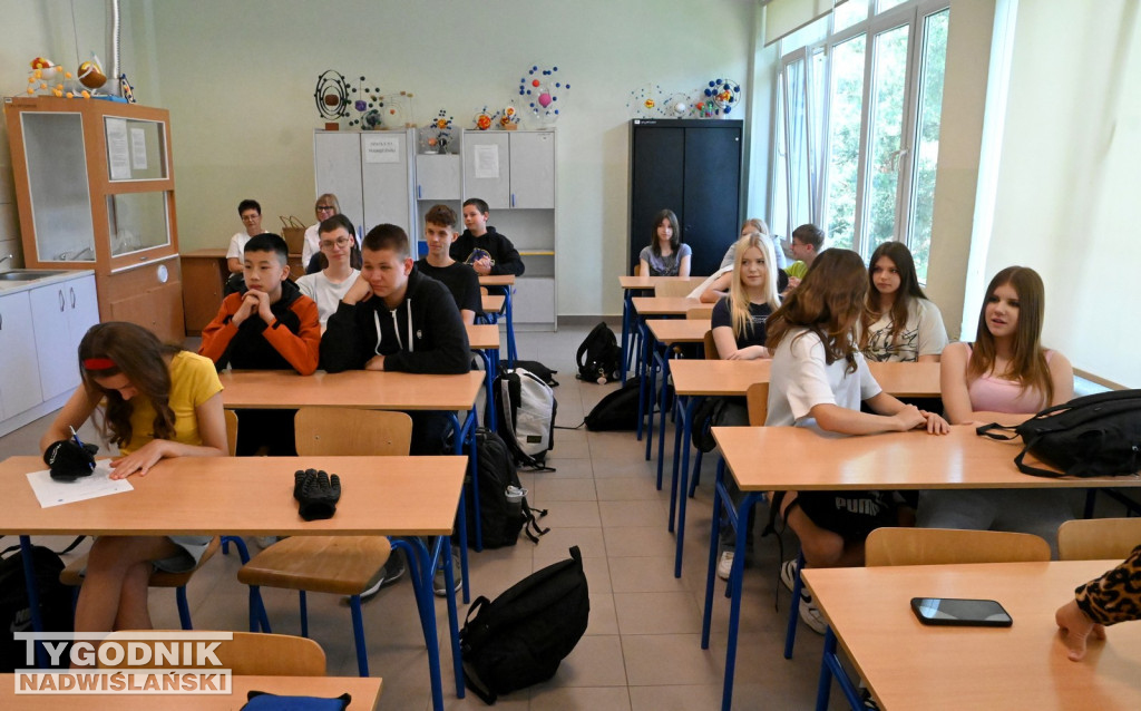 W Tarnobrzegu uczniowie testują Symulator Starości