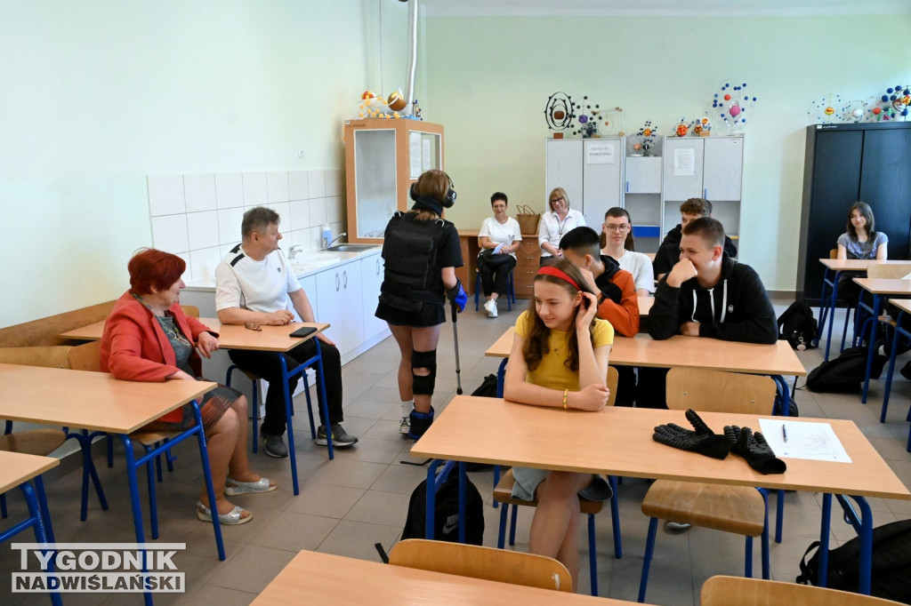 W Tarnobrzegu uczniowie testują Symulator Starości