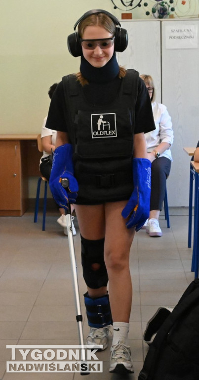 W Tarnobrzegu uczniowie testują Symulator Starości