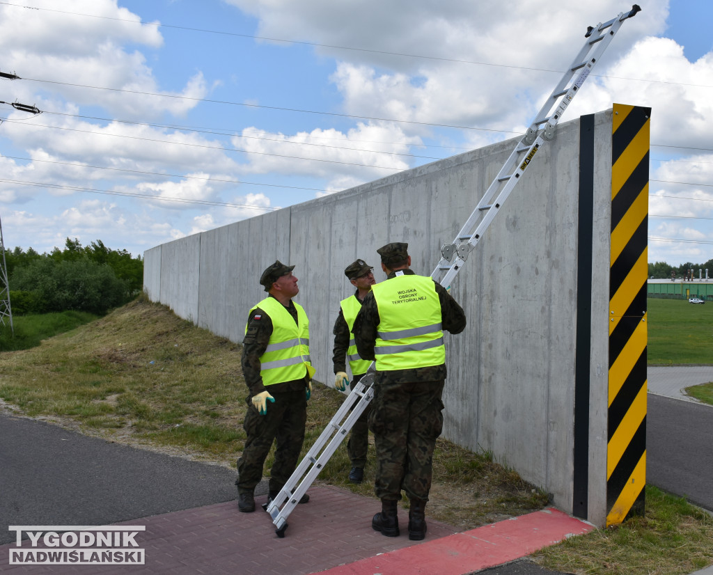 Montaż przesłon przeciwpowodziowych w Sandomierzu