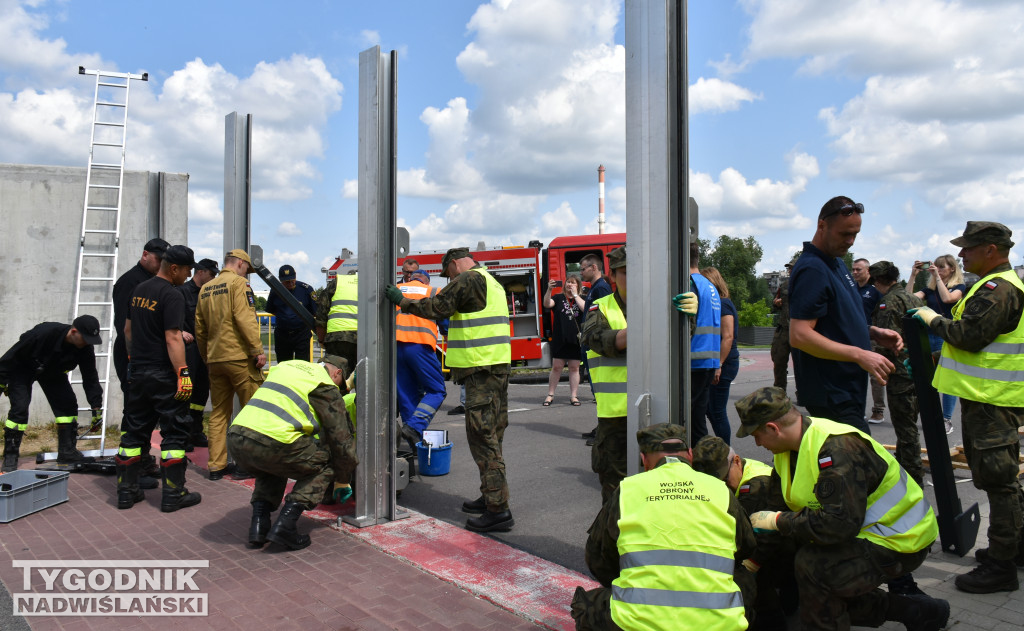 Montaż przesłon przeciwpowodziowych w Sandomierzu