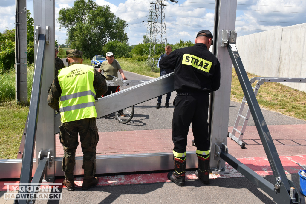 Montaż przesłon przeciwpowodziowych w Sandomierzu