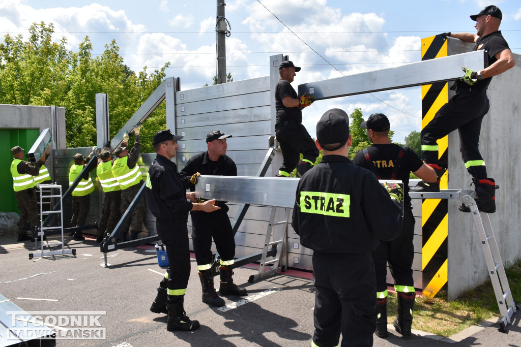 Montaż przesłon przeciwpowodziowych w Sandomierzu