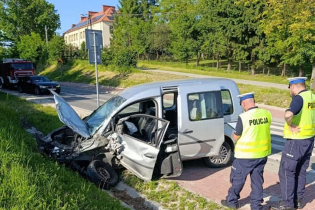 Zderzenie osobwki z busem na drodze wojewódzkiej