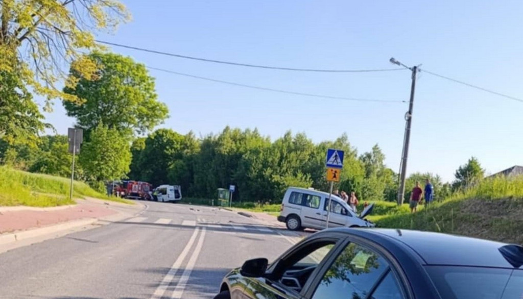 Zderzenie osobwki z busem na drodze wojewódzkiej