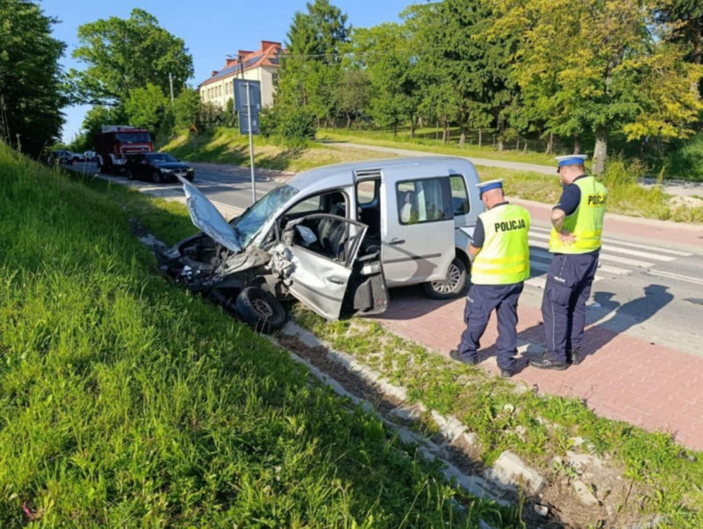 Zderzenie osobwki z busem na drodze wojewódzkiej