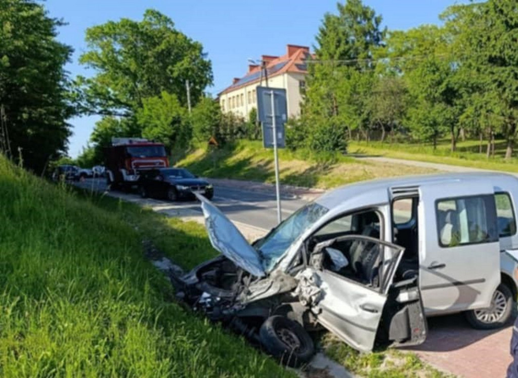 Zderzenie osobwki z busem na drodze wojewódzkiej