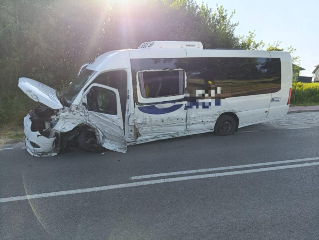 Zderzenie osobwki z busem na drodze wojewódzkiej