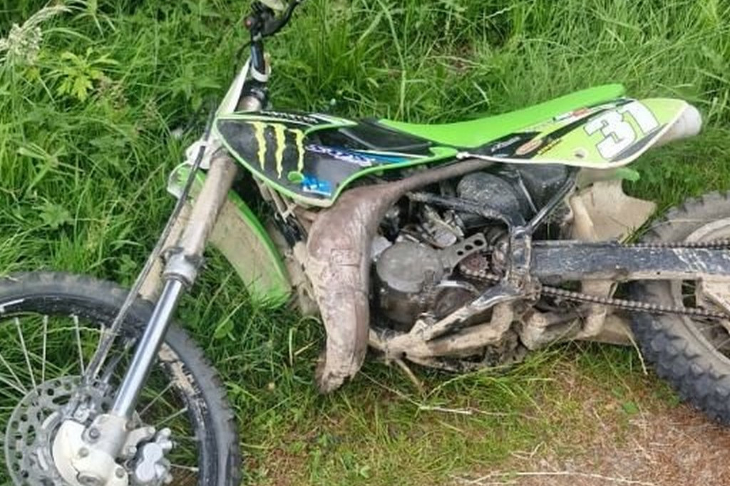 Nastolatek spowodował wypadek, jadąc crossem
