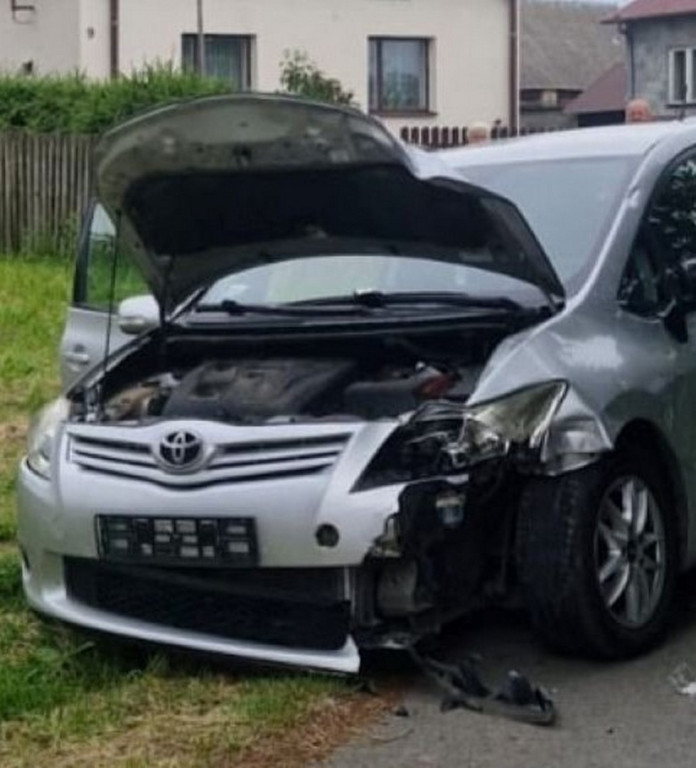 Nastolatek spowodował wypadek, jadąc crossem