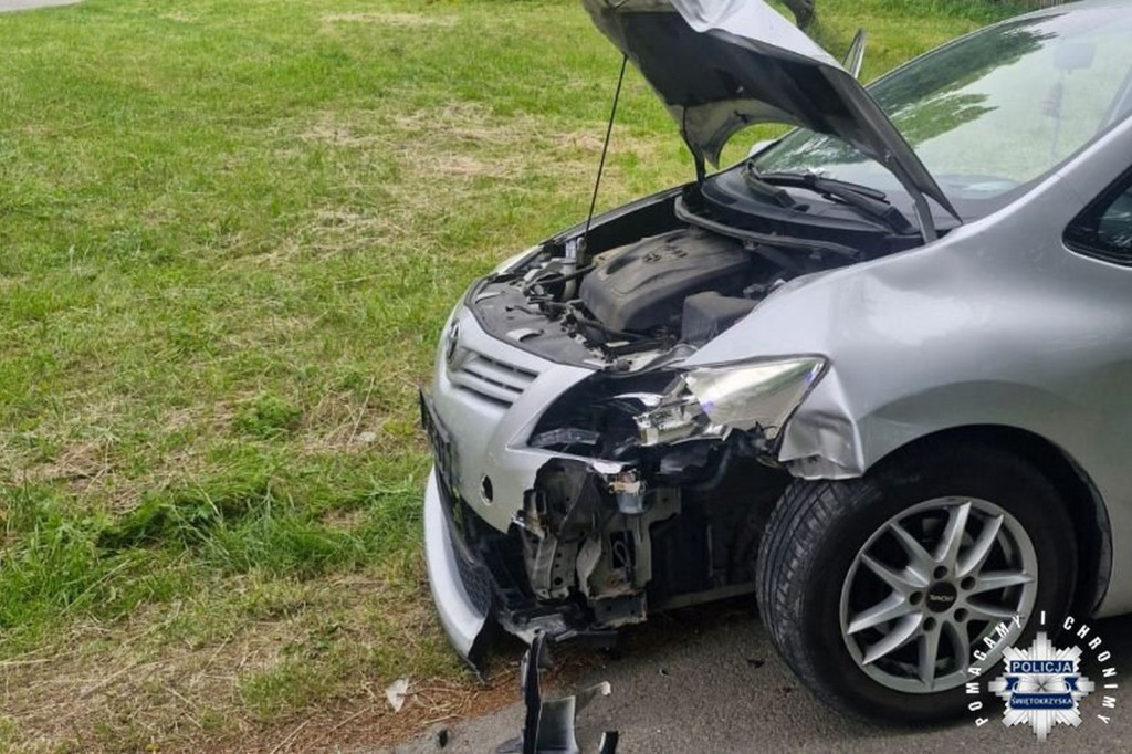 Nastolatek spowodował wypadek, jadąc crossem