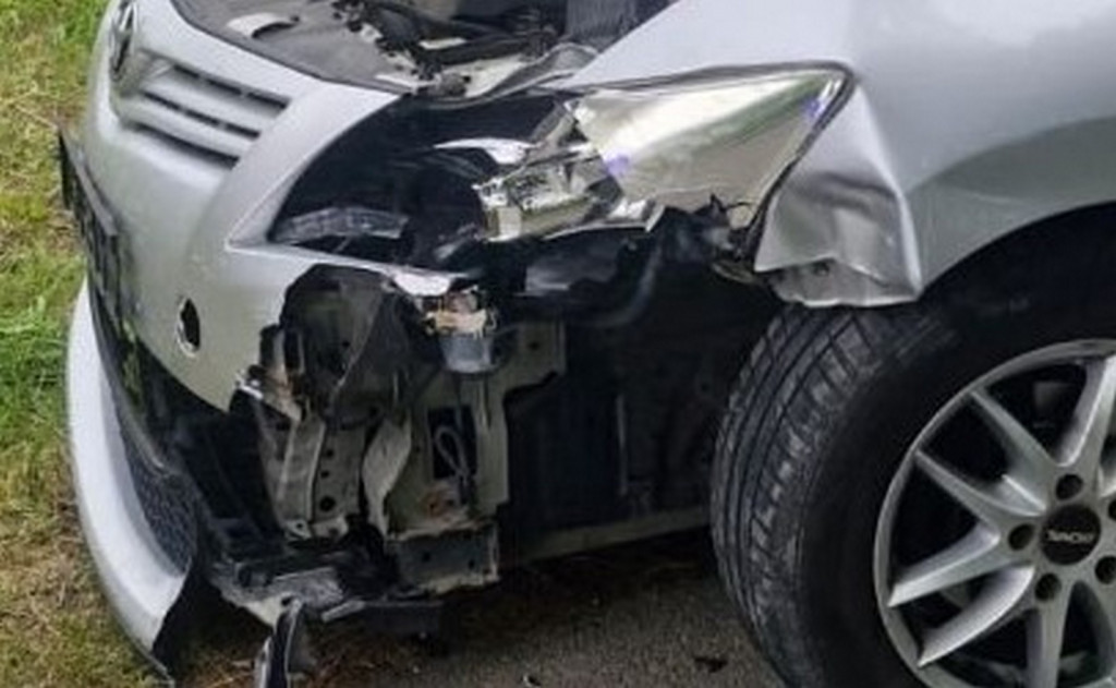 Nastolatek spowodował wypadek, jadąc crossem