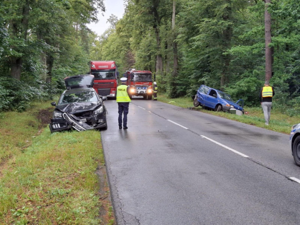 Zderzenie dwóch aut w Czernicy pod Staszowem