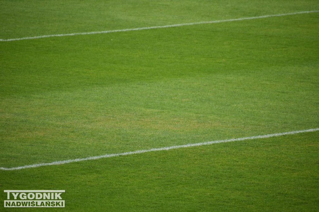 Żółte plamy na stadionie Siarki