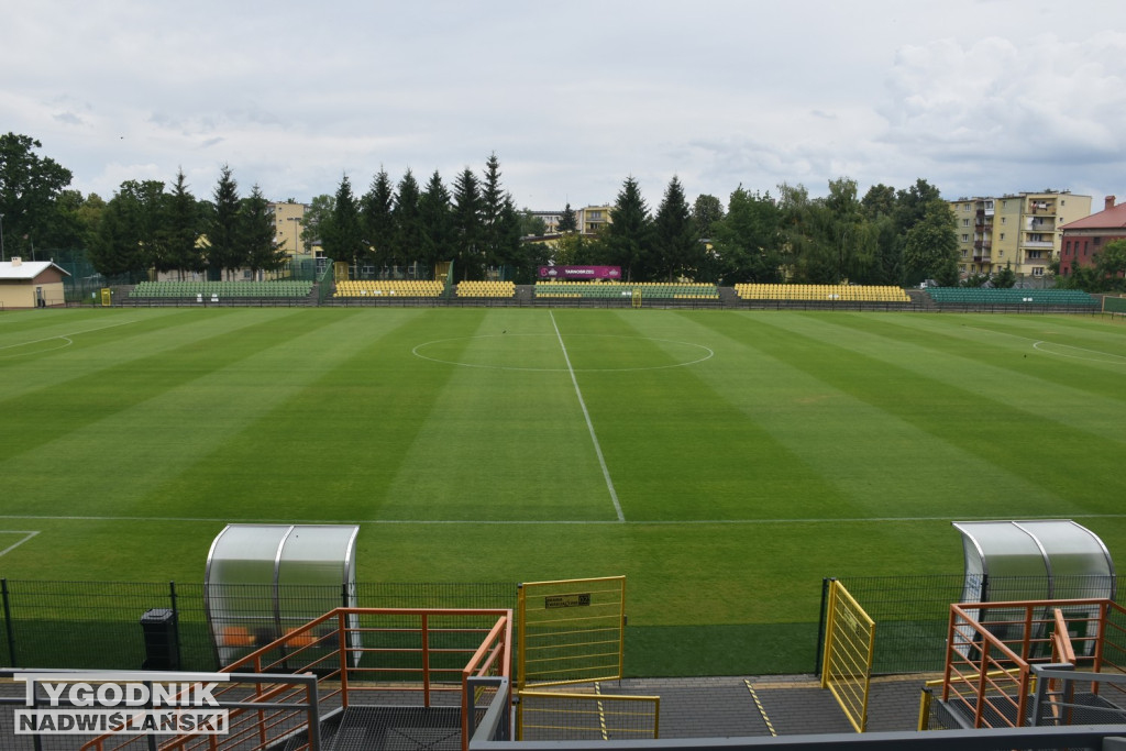 Żółte plamy na stadionie Siarki